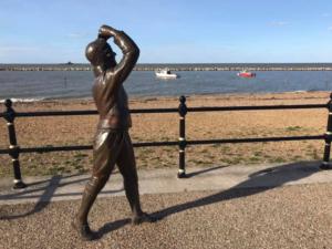 2018 09 HERNE BAY - Statue de l'aviatrice Britannique Amy Johnson - Catherine Francis-Yeats